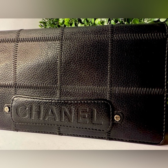 A- cond Chanel Chocolate Bar bi-fold long wallet in grained calfskin leather
